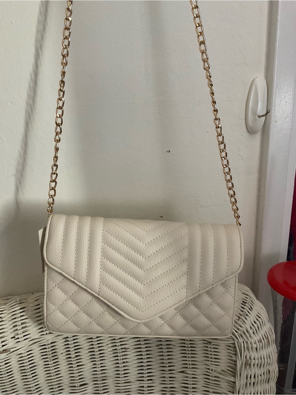 Francesca's Collections Cream Quilted Chevron Crossbody with Gold Chain